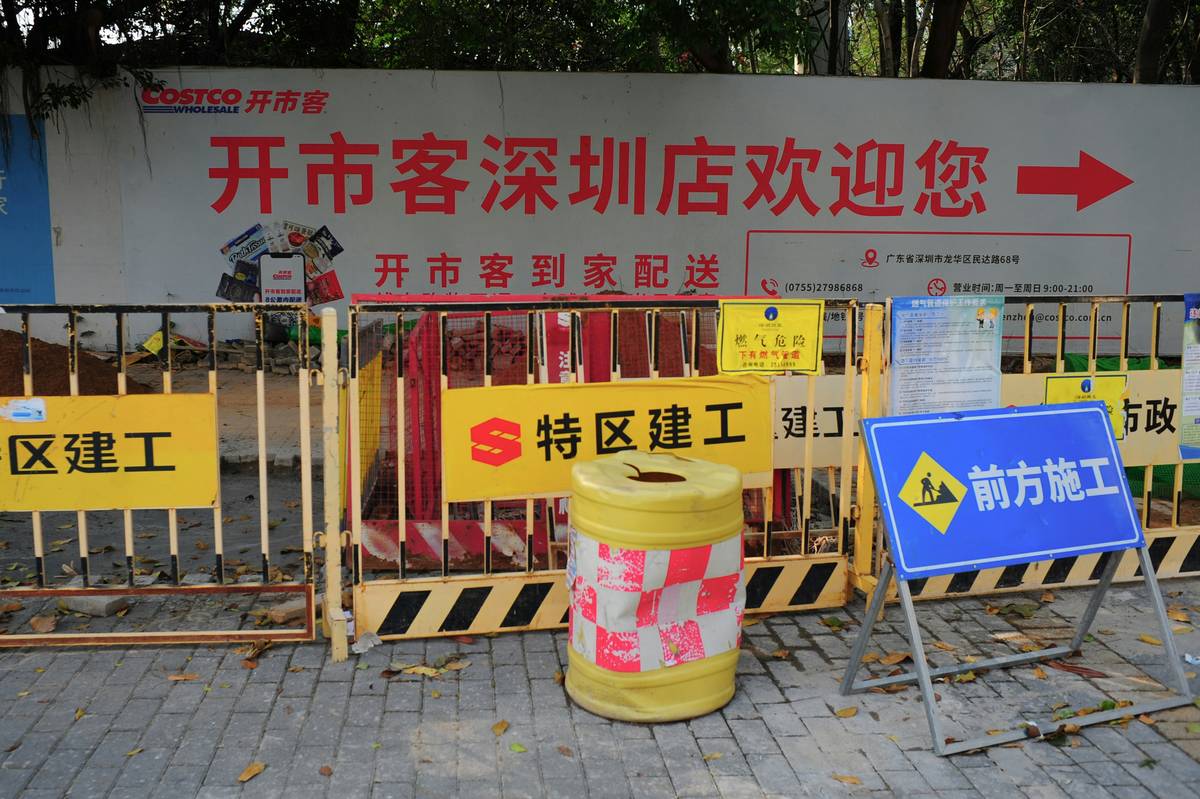 Illustration showing asbestos fibers under microscope.